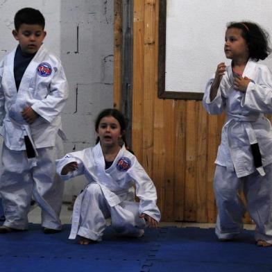  CAXIAS DO SUL, RS, BRASIL, 23/10/2019 - O Projeto Conquista trabalha com 67 crianças do Santa Corona e bairros da zona sul de Caxias do Sul. São inúmeras atividades, entre elas o jiu-jitsu como uma formação para o futuro. O projeto é comandado por Rudimar Souza Camargo, o DJ Hood, e Liane Lazzarotto. NA FOTO: Antônio de Barba, 9, e Fernanda Monteiro, de 5 anos. (Marcelo Casagrande/Agência RBS)