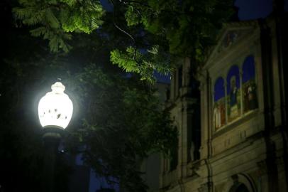  PORTO ALEGRE, RS, BRASIL, 03/01/2019: Iluminação precária na Praça da Matriz, no Centro Histórico, torna o local perigoso para pedestres. (CAMILA DOMINGUES/AGÊNCIA RBS)