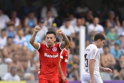 Aranguiz do Internacional comemora seu gol durante partida contra o Santos pelo Campeonato Brasileiro A 2014 no estadio da Vila BelmiroSANTOS - SP - 02/11/2014 - BRASILEIRO A 2014/SANTOS X INTERNACIONAL - Aranguiz do Internacional comemora seu gol durante partida contra o Santos pelo Campeonato Brasileiro A 2014 no estadio da Vila Belmiro. Foto: Mauro Horita/AGIFEditoria: SPOLocal: SANTOSIndexador: Mauro Horita/AGIFFonte: AGIFFotógrafo: AGIF