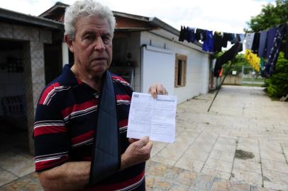  ALVORADA,RS,BRASIL.Moradores de Alvorada estão recebendo notificaçoes para realizarem a ligação da rede de esgoto intradomiciliar.Na foto.Vanderlei Merengali,na Vila Americana.(RONALDO BERANARD/AGENCIA RBS).