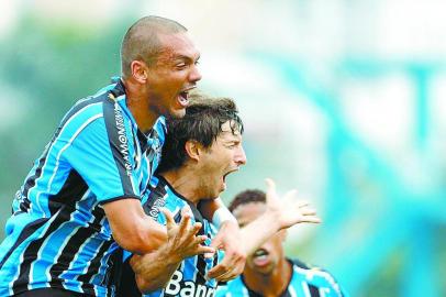 O Grêmio do capitão Tcheco (na foto comemorando o gol) foi ao Parque Antárctica e derrotou o Palmeiras por 1 a 0 para se tornar vice-líder isolado doBrasileiro, dois pontos atrás do São Paulo. Foi o desfecho de uma semana tensa, com o time redescobrindo o bom futebol.pág:01PALMEIRAS X GRÊMIO PELO BRASILEIRO 2008SP - BRASILEIRÃO/PALMEIRAS X GRÊMIO - ESPORTES - Tcheco (c), do Grêmio, comemora com Marcel (e) após marcar gol contra o Palmeiras, em   partida válida pela 34ª rodada do Campeonato Brasileiro, realizada no estádio Palestra   Itália, na zona oeste de São Paulo, neste domingo.    09/11/2008 - Foto: MIGUEL SCHINCARIOL/AE Fonte: AE Fotógrafo: MIGUEL SCHINCARIOL