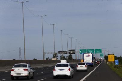  PORTO ALEGRE, RS, BRASIL - 18/11/2019Cabos de energia estão visíveis na Freeway