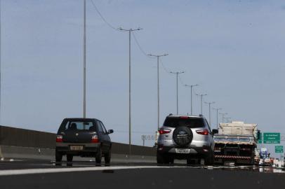  PORTO ALEGRE, RS, BRASIL - 18/11/2019Cabos de energia estão visíveis na Freeway