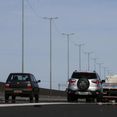  PORTO ALEGRE, RS, BRASIL - 18/11/2019Cabos de energia estão visíveis na Freeway