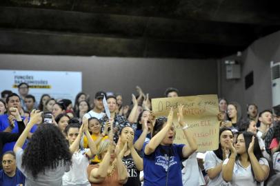  CAXIAS DO SUL, RS, BRASIL, 21/11/2019Alunos da rede estadual, protestam contra o governador na câmara de vereadores durante a sessão nesta manhã.(Lucas Amorelli/Agência RBS)