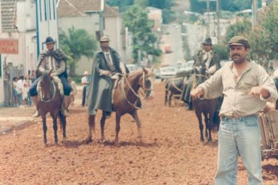 Filmagens de O Quatrilho movimentaram a cidade de Antônio Prado em 1995. Aniversáriod de 20 anos do filme O Quatrilho é o tema do concurso que vai escolher as soberanas de Antônio Prado neste dia 11 de abril de 2015.