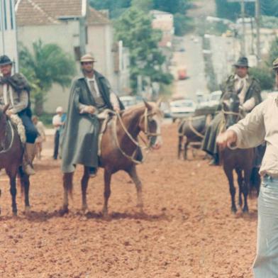 Filmagens de O Quatrilho movimentaram a cidade de Antônio Prado em 1995. Aniversáriod de 20 anos do filme O Quatrilho é o tema do concurso que vai escolher as soberanas de Antônio Prado neste dia 11 de abril de 2015.