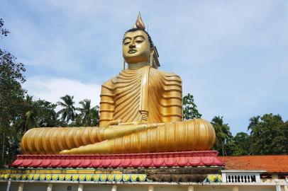 Atleta Roberta Borsari faz relato sobre o Sri Lanka. Na foto, buda gigante.