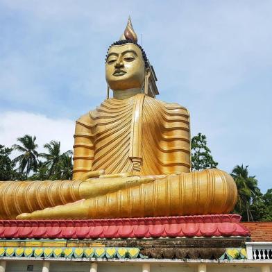 Atleta Roberta Borsari faz relato sobre o Sri Lanka. Na foto, buda gigante.