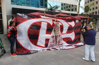  Brasileiros exibem bandeira do Flamengo no hotel do River e causam mal-estar com equipes de segurança