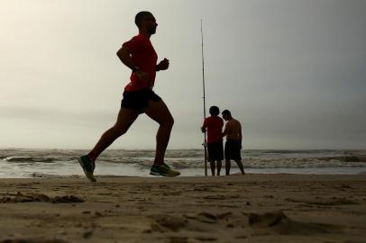  PORTO ALEGRE, RS, BRASIL, 30-01-2016. Corrida na paraia 80km no sabado pela manhã. (CARLOS MACEDO/AGÊNCIA RBS)