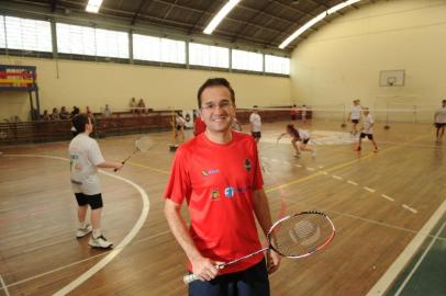  CAXIAS DO SUL, RS, BRASIL, 15/11/2016. A equipe do Centro de Excelência em Badminton, de Caxias, vai disputar o campeonato brasileiro de badminton a partir desta quinta-feira. A equipe treina sob o comando de Noeslem Lima (na foto), coordenador do Centro. (Diogo Sallaberry/Agência RBS)