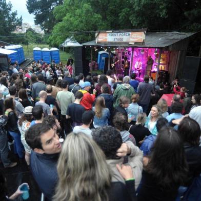  CAXIAS DO SUL, RS, BRASIL 28/11/2015oitava edição do Mississippi Delta Blues Festival acontece nos dias 26, 27 e 28 de novembro, na Estação Férrea, em Caxias do Sul. Na foto: Bob Stronger no palco Front porch Stage (Felipe Nyland/Agência RBS)