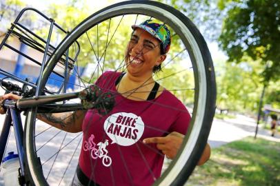  PORTO ALEGRE, RS, BRASIL, 21-11-2019: Tássia Furtado, uma das voluntárias do Bike Anjo está na ONG desde seu início e ensinou várias pessoas a dar a primeira pedalada (FOTO FÉLIX ZUCCO/AGÊNCIA RBS, Editoria de Porto Alegre).