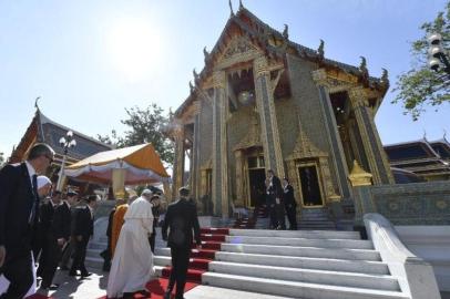  The Pope gives the Declaration to the Buddhist Supreme Patriarch who, in dialogue with Pope Francis, recognize that the Church comes to Thailand to help and not to conquer.