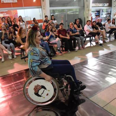 Desfile reúne pessoas com deficiência em cadeiras de rodas customizadas em Novo Hamburgo