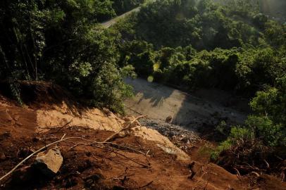  CAXIAS DO SUL, RS, BRASIL (21/11/2019)Continuam os trabalhos na RS-122 após o desmoronamento. (Antonio Valiente/Agência RBS)