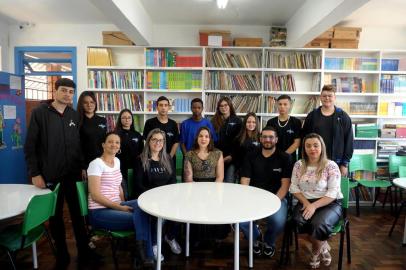  CAXIAS DO SUL, RS, BRASIL, 18/11/2019Alunos de escola de Caxias participam de projeto para se preparar para o mercado de trabalho Empresários: Denis do Prado, 41 anos e Fernanda Zardo, 27 anos - donos da PradotechProfessoras: Vanessa Luisa Endres, 36 anos e Juliana Casal Corrêa, 35 anos Diretora: Lucélia Dall Agnol, 41 anosTodos os alunos: João Vitor Siqueira, 16 anos Michele Rodrigues Martins, 16 anos, Isabele Lucy Borges, 16 anos Fernando Yuri Costa, 15 anos Maicon Adria dos Santos, 15 anos Ana Lívia Paim Hofmann, 16 anosAmanda Cássia Pereira Silva, 16 anos Eduardo Parisote, 15 anos Jonathan Mikael Stocco da Silva, 16 anos (Lucas Amorelli/Agência RBS)