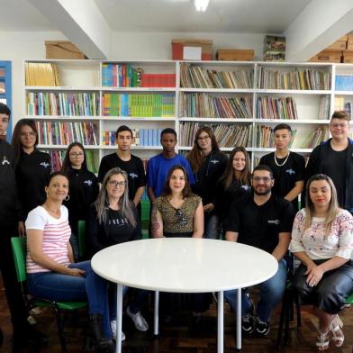  CAXIAS DO SUL, RS, BRASIL, 18/11/2019Alunos de escola de Caxias participam de projeto para se preparar para o mercado de trabalho Empresários: Denis do Prado, 41 anos e Fernanda Zardo, 27 anos - donos da PradotechProfessoras: Vanessa Luisa Endres, 36 anos e Juliana Casal Corrêa, 35 anos Diretora: Lucélia Dall Agnol, 41 anosTodos os alunos: João Vitor Siqueira, 16 anos Michele Rodrigues Martins, 16 anos, Isabele Lucy Borges, 16 anos Fernando Yuri Costa, 15 anos Maicon Adria dos Santos, 15 anos Ana Lívia Paim Hofmann, 16 anosAmanda Cássia Pereira Silva, 16 anos Eduardo Parisote, 15 anos Jonathan Mikael Stocco da Silva, 16 anos (Lucas Amorelli/Agência RBS)