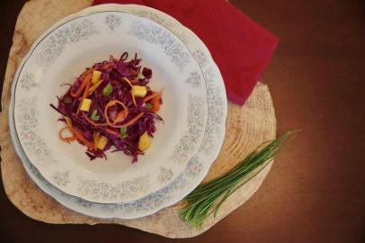  PORTO ALEGRE, RS, BRASIL - 2018.08.30 - Caderno Destemperados, com receitas de saladas. (Foto: André Ávila/ Agência RBS)