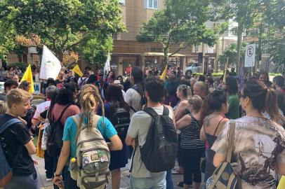  **EM BAIXA**PORTO ALEGRE, RS, BRASIL,22/11/2019-  Protestos de alunos e professores da rede estadual bloqueiam o acesso a coordenadorias regionais de educação (CRE) em diversas cidades gaúchas. (Foto: Tiago Boff  / Agencia RBS)