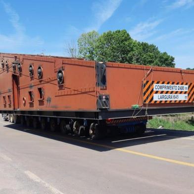 Deslocamento de carga excedente na BR-470, na Serra