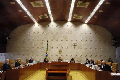 Por unanimidade, o Supremo Tribunal Federal (STF) decidiu nesta quinta-feira (1) autorizar transexuais e transgêneros a alterarem o nome no registro civil sem a realização de cirurgia de mudança de sexo. O julgamento começou na quarta-feira (28), quando já havia maioria de votos definindo a questão, e foi finalizado no início desta tarde, com os votos restantes.