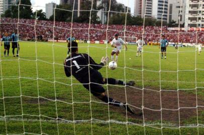 *** Grêmio na 1¼  4- Ricardo Duarte ***Grêmio x Náutico no estádio dos Aflitos em Recife pelo campeonato brasileiro série B. Galatto defende pênalti.CRÉDITO: Ricardo Duarte, Agência RBS, 26/11/2005