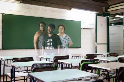  PORTO ALEGRE, RS, BRASIL, 20-11-2019: A Escola Estadual de Ensino Fundamental Aurélio Reis, de Porto Alegre, vai perder a diretora, Nássara Scheck (centro), a vice-diretora, Regina Maria da Silva (à esquerda), e suas duas secretárias, entre elas Ângela Maria Bregagnol (à direita na foto). Todas elas decidiram pedir aposentadoria para não perder benefícios com a reforma da Previdência e com o pacote de Eduardo Leite e agora temem pelo futuro do colégio. (Foto: Mateus Bruxel / Agência RBS)Indexador: Mateus Bruxel