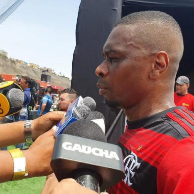 Juan concede entrevista após jogo entre masters de River Plate e Flamengo, em Lima, Peru