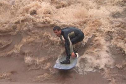 O surfista do Dilúvio pensa www.