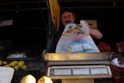  CAXIAS DO SUL, RS, BRASIL, 22/11/2019 - A tradicional Feira do Agricultor completa 40 anos. NA FOTO: Claudio Schneider, FEIRANTE. (Marcelo Casagrande/Agência RBS)