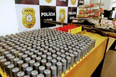 Polícia apreende armas e mais de 19 quilos de drogas com traficante preso em Sapucaia do Sul