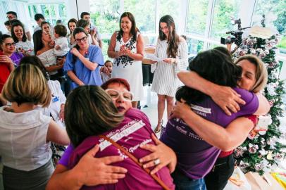  PORTO ALEGRE, RS, BRASIL, 23/11/2019: Grupo de pais (são 63 famílias) de bebês que passaram pela UTI neo da instituição vão fazer uma homenagem aos profissionais que trabalham no local.Este é o mês da prematuridade.A homenagem será a entrega de uma árvore de Natal para ficar no local. As bolinhas têm imagens dos bebês que passaram pela UTI. É uma forma de fazer um carinho também nos pais que vão passar o Natal no local. Um pai também vai tocar piano em homenagem aos funcionários. (Foto: Omar Freitas / Agência RBS)Indexador: NGS