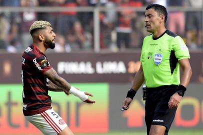  Flamengo's Gabriel Barbosa speaks with Chilean referee Roberto Tobar during the Copa Libertadores final football match against Argentina's River Plate. at the Monumental stadium in Lima, on November 23, 2019. (Photo by Ernesto BENAVIDES / AFP)Editoria: SPOLocal: LimaIndexador: ERNESTO BENAVIDESSecao: soccerFonte: AFPFotógrafo: STR