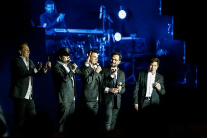 Chitãozinho, Leonardo, Luciano, Zezé e Xororó se apresentam em Porto Alegre com a turnê "Amigos", na Arena do Grêmio