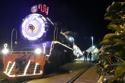 Turistas vivenciaram momentos de emoção e encantamento a bordo da Maria Fumaça em Bento Gonçalves. A  primeira noite do Natal sobre Trilhos ocorreu sábado. O passeio temático inclui apresentações natalinas e vagões iluminados. 