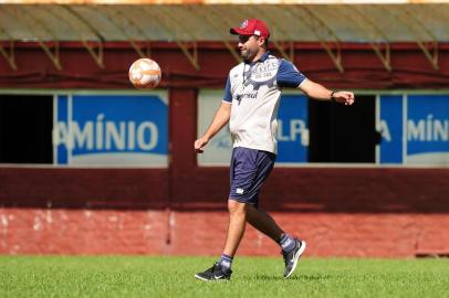  CAXIAS DO SUL, RS, BRASIL, 08/11/2019. Treino do Caxias no estádio Centenário. O Caxias se prepara para o segundo jogo da semifinal da Copa Seu Verari, contra o Pelotas. Na foto, técnico Rafael Lacerda. (Porthus Junior/Agência RBS)Indexador: ANTONIO VALIENTE                