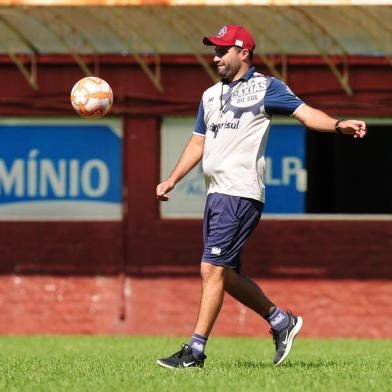  CAXIAS DO SUL, RS, BRASIL, 08/11/2019. Treino do Caxias no estádio Centenário. O Caxias se prepara para o segundo jogo da semifinal da Copa Seu Verari, contra o Pelotas. Na foto, técnico Rafael Lacerda. (Porthus Junior/Agência RBS)Indexador: ANTONIO VALIENTE                