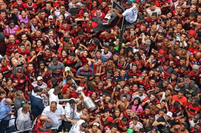 Vista aérea da torcida do Flamengo saudando o time durante um desfile comemorativo após a vitória na final da Libertadores, contra o time argentino River Plate. 24/11/2019Aerial view of Brazils Flamengo fans wait to greet their team during a celebration parade after their Libertadores Final football match victory against Argentinas River Plate, in Rio de Janeiro, Brazil on November 24, 2019. CARL DE SOUZA / AFP