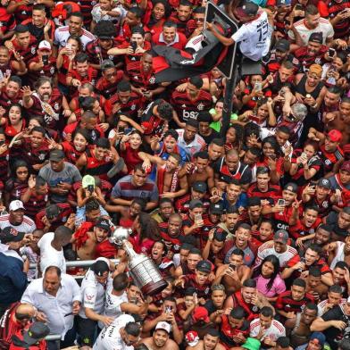 Vista aérea da torcida do Flamengo saudando o time durante um desfile comemorativo após a vitória na final da Libertadores, contra o time argentino River Plate. 24/11/2019Aerial view of Brazils Flamengo fans wait to greet their team during a celebration parade after their Libertadores Final football match victory against Argentinas River Plate, in Rio de Janeiro, Brazil on November 24, 2019. CARL DE SOUZA / AFP