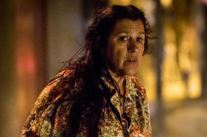 Eis a primeira foto de Regina Casé como a protagonista Lurdes em Amor de Mãe, próxima novela das 21h da Globo. No início da história, ela deixará a fictícia cidade de Malaquitas, no Rio Grande do Norte, e viajará para o Rio de Janeiro em busca do filho Domênico (Humberto Carrão), vendido pelo pai aos dois anos. A personagem também será mãe de Magno (Juliano Cazarré), Ryan (Thiago Martins), Érica (Nanda Costa) e Camila (Jéssica Ellen). A trama, escrita por Manuela Dias com direção de José Luiz Villamarim, deve estrear em novembro.