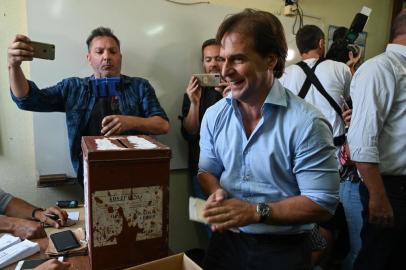  The presidential candidate for Uruguays Partido Nacional party, Luis Lacalle, gestures as he cast his vote at a polling station in Canelones, Canelones Department, during the run-off election on November 24, 2019. (Photo by Pablo PORCIUNCULA BRUNE / AFP)Editoria: POLLocal: CanelonesIndexador: PABLO PORCIUNCULA BRUNESecao: electionFonte: AFPFotógrafo: STF