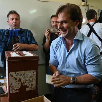  The presidential candidate for Uruguays Partido Nacional party, Luis Lacalle, gestures as he cast his vote at a polling station in Canelones, Canelones Department, during the run-off election on November 24, 2019. (Photo by Pablo PORCIUNCULA BRUNE / AFP)Editoria: POLLocal: CanelonesIndexador: PABLO PORCIUNCULA BRUNESecao: electionFonte: AFPFotógrafo: STF