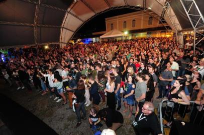  CAXIAS DO SUL, RS, BRASIL, 21/11/2019. 12º Mississipe Delta Bluers Festival RS - MDBF Mardi Gras Edition. MBDF In Concert - Orquestra Sinfônica da UCS e convidados no Nola Stage. (Porthus Junior/Agência RBS)