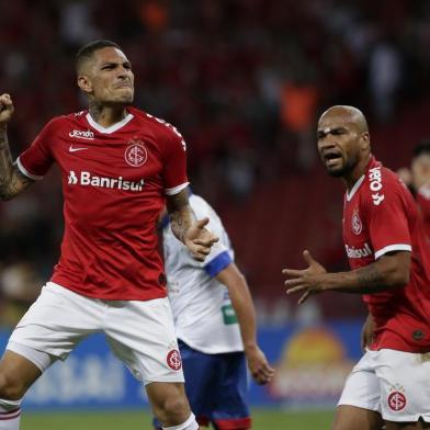  PORTO ALEGRE, RS, BRASIL, 24/11/2019- Inter x Fortaleza: jogo da 34ª rodada do Brasileirão, no estádio Beira-rio. Paolo Guerrero, Rodrigo Moledo (FOTOGRAFO: MATEUS BRUXEL / AGENCIA RBS)