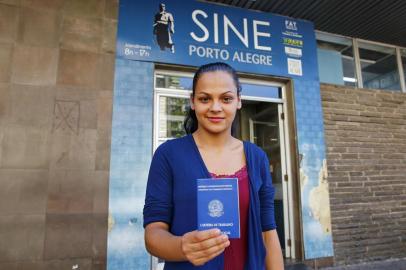  PORTO ALEGRE, RS, BRASIL 20/11/2019 - Bianca Rodrigues, 18 anos, busca emprego há dois anos com carteira assinada - Número de desempregados que procuram trabalho há pelo menos dois anos subiu no terceiro trimestre para 106 mil no RS. (FOTO: ROBINSON ESTRÁSULAS/AGÊNCIA RBS)