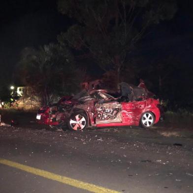 Um acidente ocorrido por volta da 20h30min deste domingo (24) causou a morte de quatro pessoas na RS-040, em Viamão. As informações são do Comando Rodoviário da Brigada Militar. 