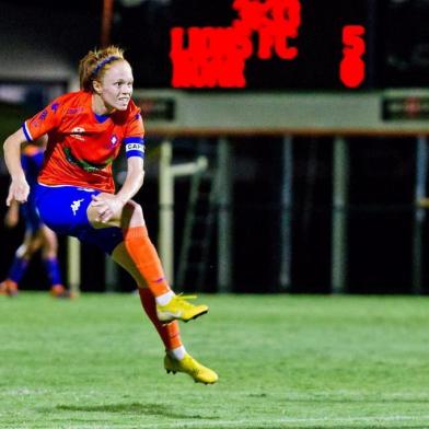 A jogadora caxiense do Lions FC, da Austrália, Mariel Hecher, será a entrevistada do Show dos Esportes desta terça-feira (26). Atualmente, a atleta, que também é fisioterapeuta, está fazendo mestrado em Osteopatia na Austrália. 