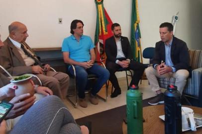 Em conversas adiantadas com o PSD para disputar a prefeitura de Porto Alegre em 2020 pelo partido, o vereador Valter Nagelstein, atualmente no MDB, reuniu-se nesta segunda-feira (25) com a direção municipal do DEM. O deputado federal Danrlei de Deus e o deputado estadual Juliano Franczak, o Gaúcho da Geral, ambos do PSD, estiveram no encontro.